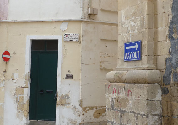 Praktisch: in Vittoriosa gibt es so viele Einbahnstraßen, dass ein Ausgangsschild wirklich hilft