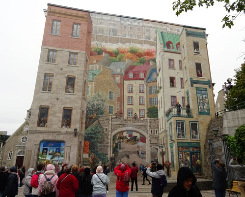 Québec Citys ganzer Stolz: Wandmalerei mit Winter in der Oberstadt bis Sommer in der Unterstadt und den wichtigsten Persönlichkeiten der Stadtgeschichte
