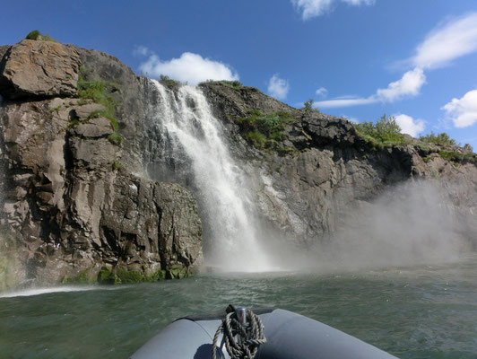 Heißwasser-Wasserfall in Akureyris Fjord