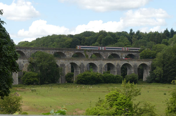 Chirk Aquädukt & Viadukt mit Narrowboat und Zug