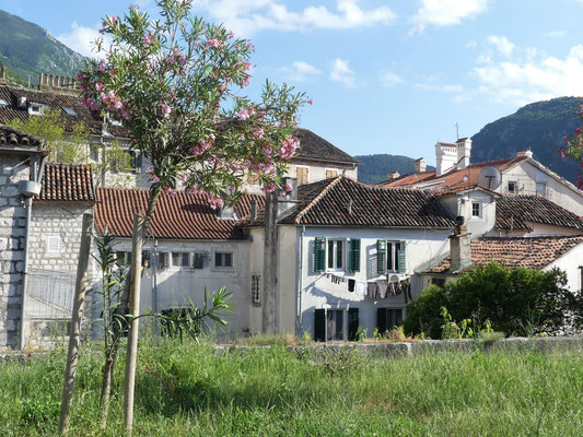 auf dem unteren Teil der Stadtmauer kann man schön flanieren