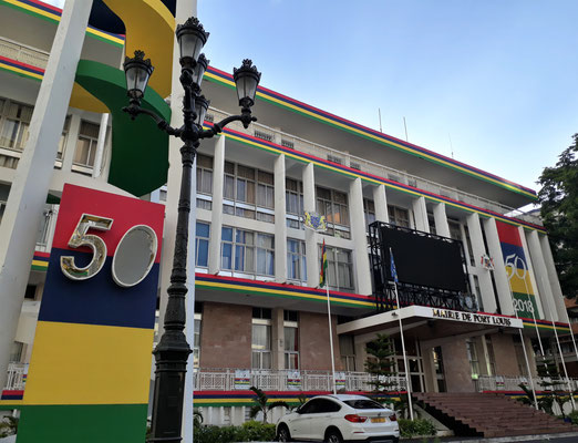 nur ganz leicht patriotisch landesfarbenes Rathaus in Mauritius' Hauptstadt Port Louis
