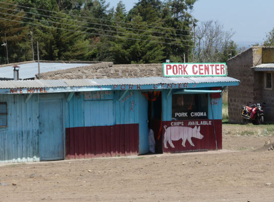 Schweinefleisch wird üblicherweise gesondert verkauft, weil es nicht in Berührung mit anderem Fleisch kommen darf, wir sahen auch halal-Schlachthöfe