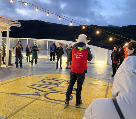 das Hurtigruten-Ausflugsteam hat viel coolere Uniformen als AIDA