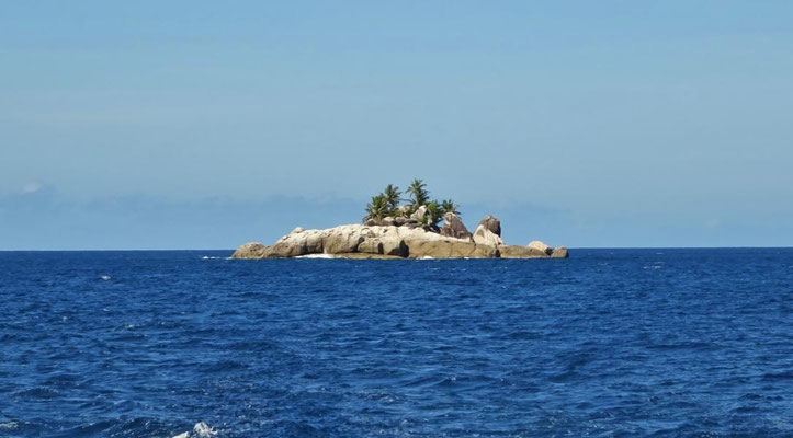 typische Granit-Inselchen vor Mahés Küste
