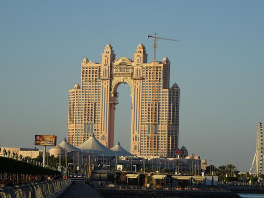 auch in Abu Dhabi gibt es bald ein Hotel mit Loch wie in Dubai
