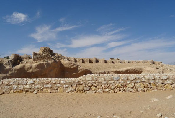 Ubar, eine uralte Stadt, die über Jahrtausende verschollen war und erst vor 30 Jahren entdeckt wurde unter meterhohem Sand mitten in der Wüste
