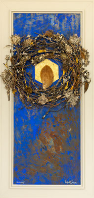 BIENENNEST, 2014 115 cm x 55 cm, Acryl, Zweige, Pigmente, Schlagmetall, Bienenwabe auf Holzplatte