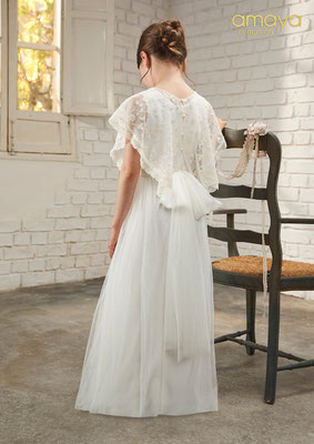 P.V.P. 363,75 €. Talla disponible: 12. Conjunto de 3 piezas. Flores no incluidas.