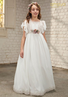 P.V.P. 393,75 €. Talla disponible: 8. Adorno de flores no incluido.