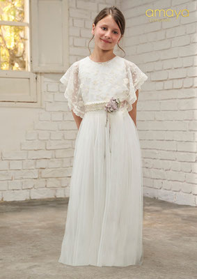P.V.P. 363,75 €. Talla disponible: 12. Conjunto de 3 piezas. Flores no incluidas.