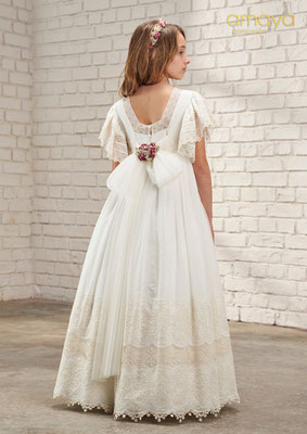 P.V.P. 427,50 €. Talla disponible: 10. Adorno de flores no incluido.