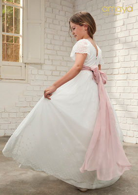P.V.P. 465,00 €. Talla disponible: 10. Flores no incluidas.