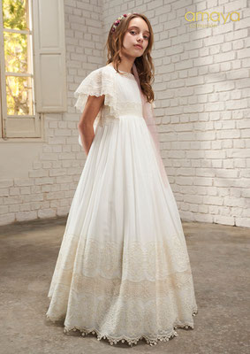 P.V.P. 427,50 €. Talla disponible: 10. Adorno de flores no incluido.