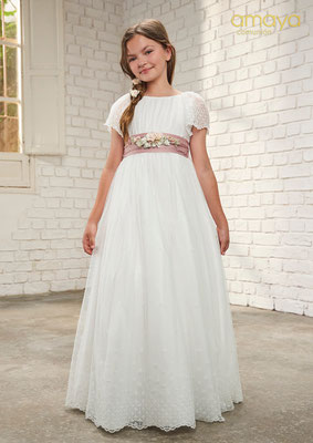 P.V.P. 465,00 €. Talla disponible: 10. Flores no incluidas.