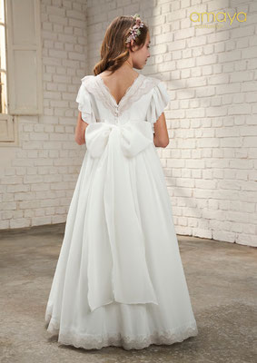 P.V.P. 393,75 €. Talla disponible: 8. Adorno de flores no incluido.