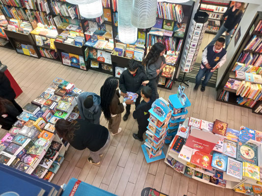 Vue du coin jeunesse de la librairie Jean Jaurès depuis la mezzanine