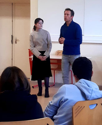 Le comédien Jérôme Kocaoglu entraîne les élèves pour le concours d'éloquence