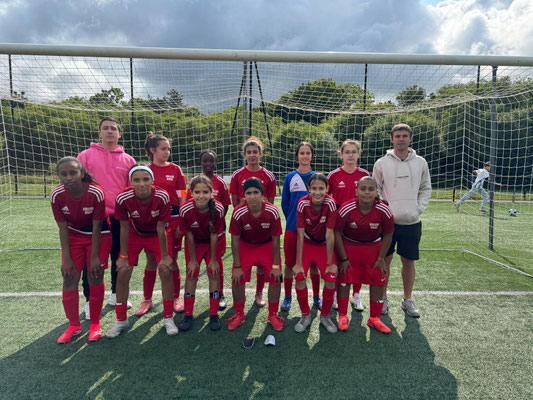 L'équipe féminine de l'A.S. du collège Risso avec leur professeur d'EPS, M.Brouart