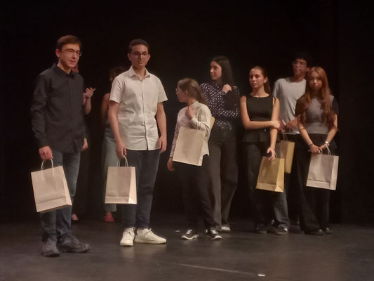Les élèves reçoivent les lots 