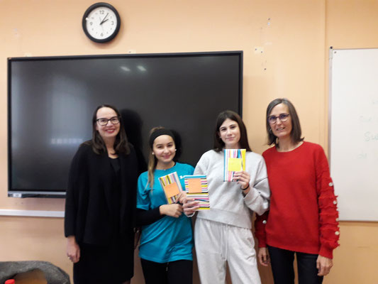 Lorena et Nour entourées de Mme Raybaud et Mme Francou