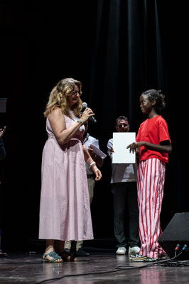 Sofiatou reçoit le 2è prix des mains de l'avocate Frédérique Grégoire (@Conseil Départemental 06)