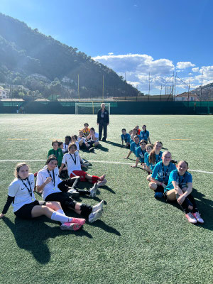 L'équipe féminine de l'association sportive du collège Risso, encadrée par Mme Duché (UNSS)