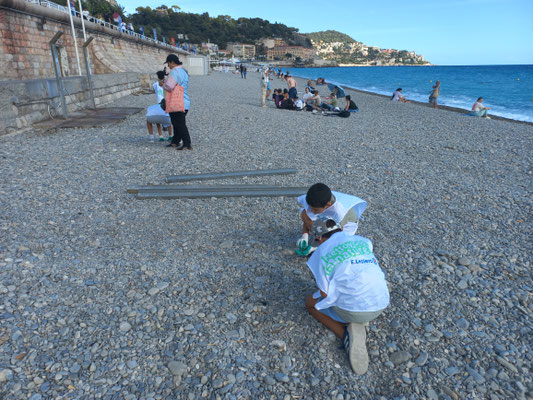 Ramassage des déchets sur les plages de la Promenade des anglais