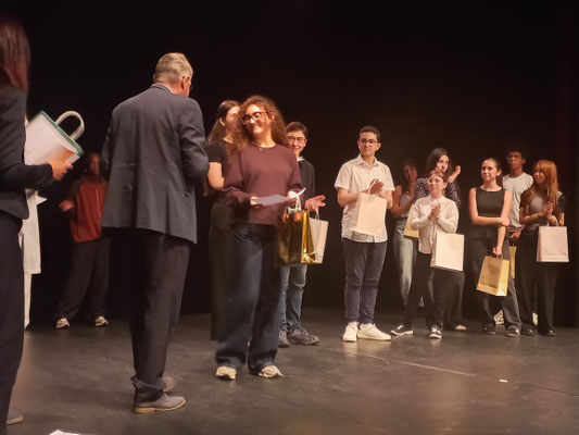 M. Cerami (Crédit mutuel enseignants) remet les lots aux élèves