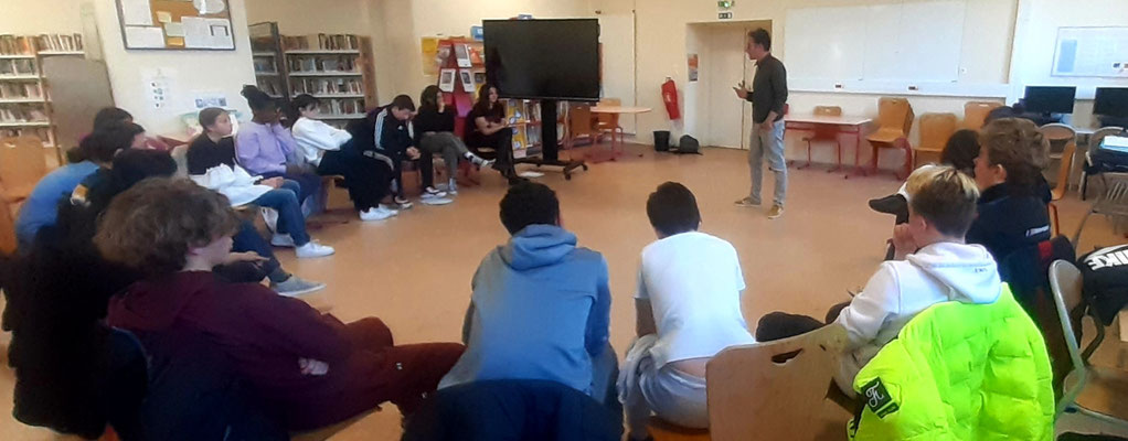 Le comédien Jérôme Kocaoglu entraîne les élèves pour le concours d'éloquence