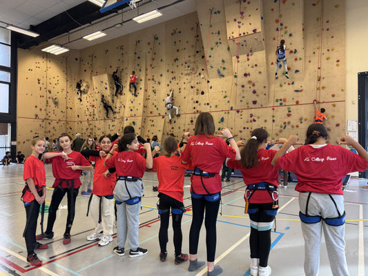 Les filles de l'AS escalade en compétition amicale au collège Jules Romain
