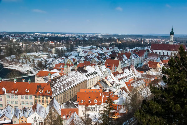 winterliche Dächer über Landsberg