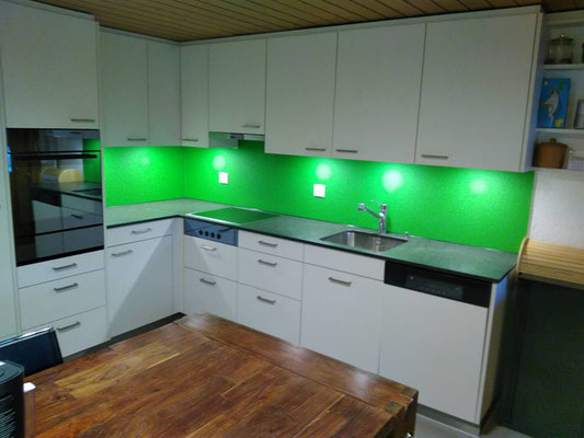 Küche in Esche weiss mit Glasrückwand beleuchtet