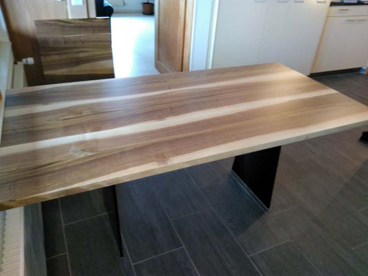 Tisch aus Nussbaumholz