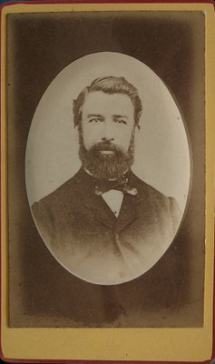 Auguste Foulon né en 1825 à Lesve et décédé le 5-9-1883 à Wavre. Marié à Clémence Leppens