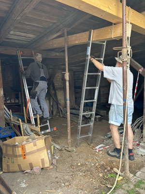 Einbringen neuer Holzbalken in Scheune