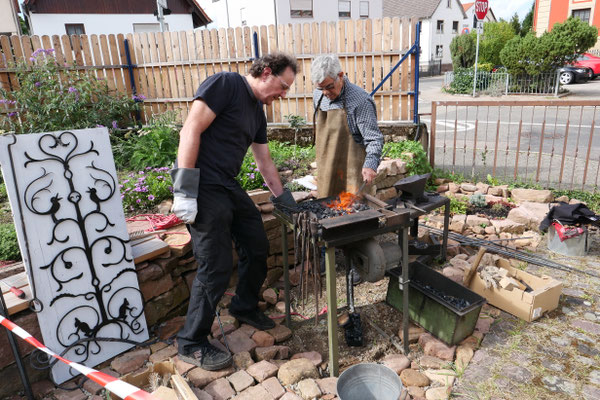 Schmiedevorführung, Jürgen Marder schmiedet sich ein Werkzeug, Foto Dennis Kleinbub