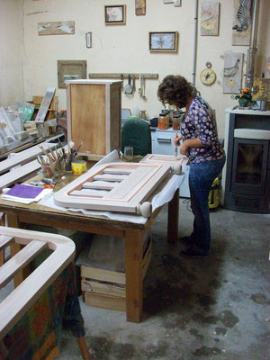 Mélina réalise un gros chantier à l'atelier, la chambre complète de sa fille: lit et table de chevet