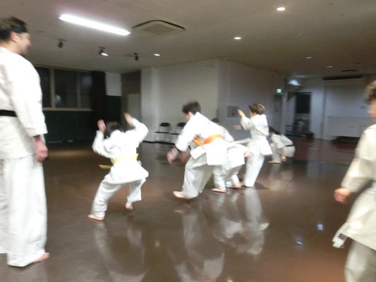 小学生部がサーキットトレーニングをしているところ