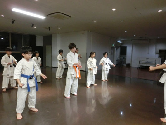 小学生の自然体の構えの様子