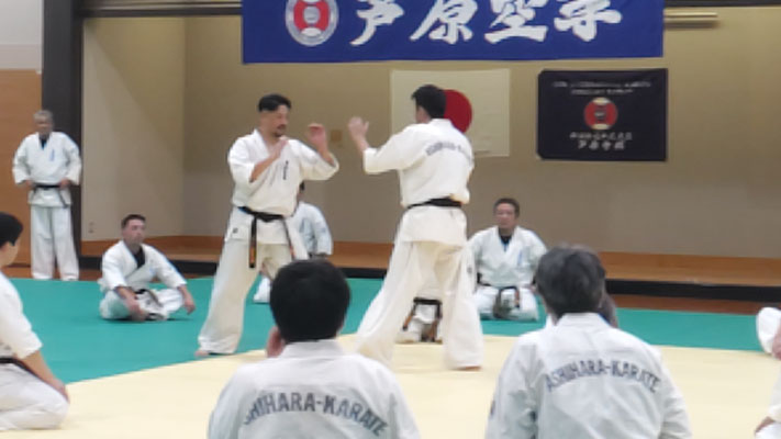 館長がテクニックを指導している様子