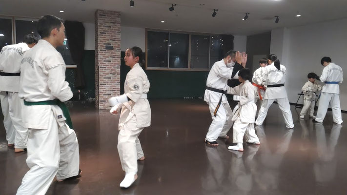 小学生の組手の様子