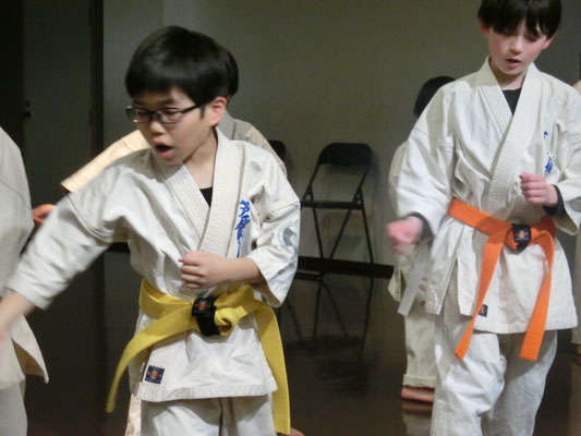 小学生部が手技の基本練習をしているところ