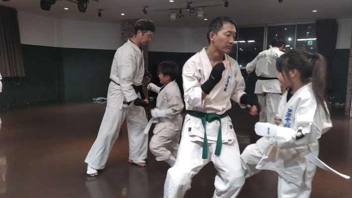 小学生の女子が、組手で一般部に攻撃練習しているところ