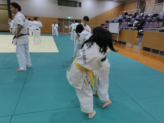 小学生の女子が二人組で練習している様子