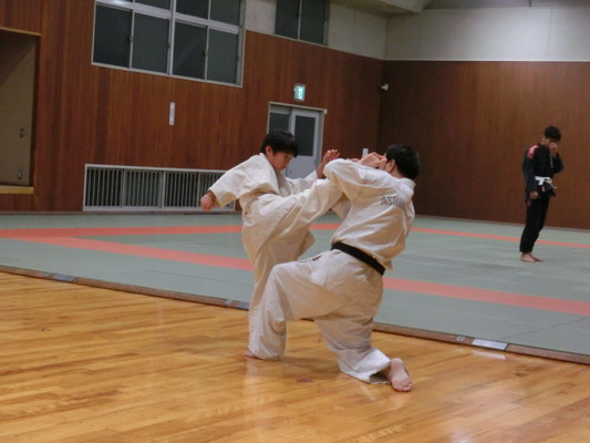 小学生部の回し蹴りの指導