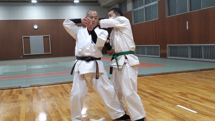 一般部の大人が二人組で、巻き込み投げのサバキテクニックを練習している様子