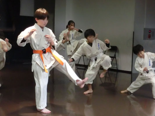 前進しながら、前蹴りの練習をしている様子