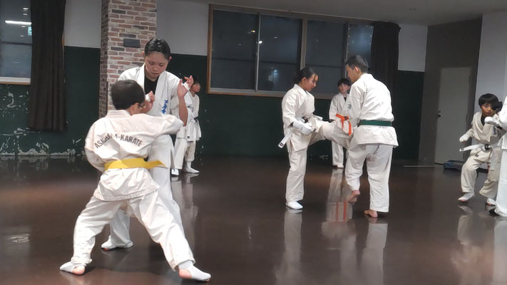 小学生が、一般部の女子に攻撃練習している様子