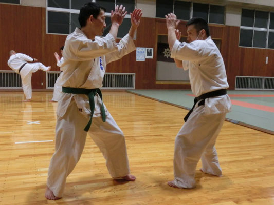 二人が真剣に構えているところ